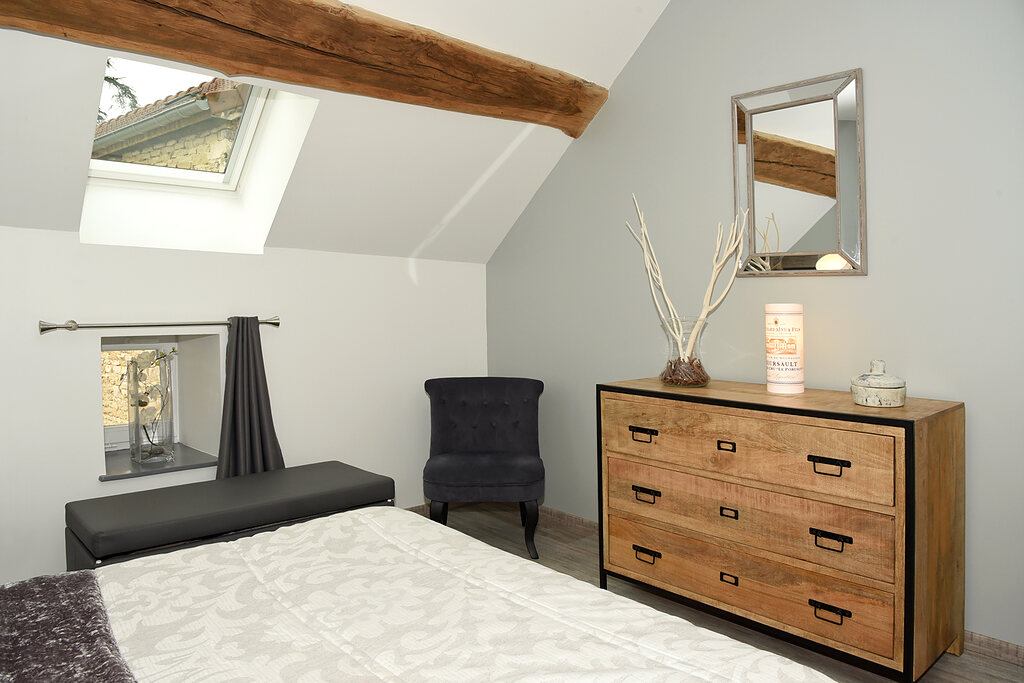 La commode et le fauteuil de la chambre